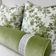 Load image into Gallery viewer, Keaton Pillow Cover (Green)